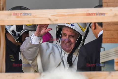 Papież Franciszek w kasku 