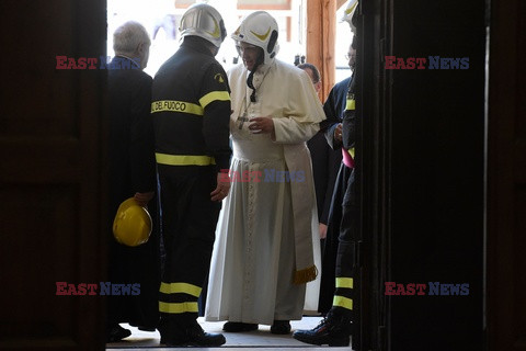 Papież Franciszek w kasku 