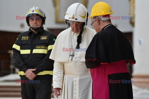 Papież Franciszek w kasku 