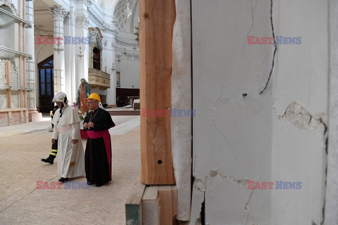 Papież Franciszek w kasku 