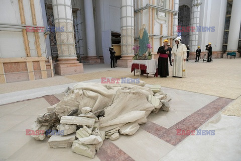 Papież Franciszek w kasku 