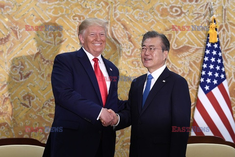 Donald Trump i Kim Dzong Un w strefie zdemilitaryzowanej