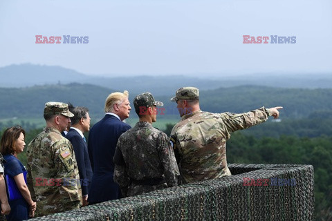 Donald Trump i Kim Dzong Un w strefie zdemilitaryzowanej