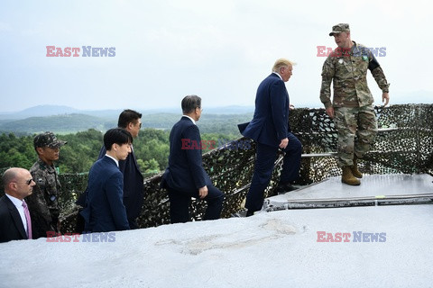 Donald Trump i Kim Dzong Un w strefie zdemilitaryzowanej