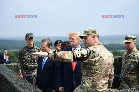 Donald Trump i Kim Dzong Un w strefie zdemilitaryzowanej