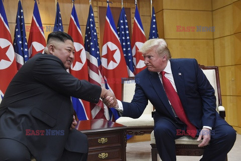 Donald Trump i Kim Dzong Un w strefie zdemilitaryzowanej