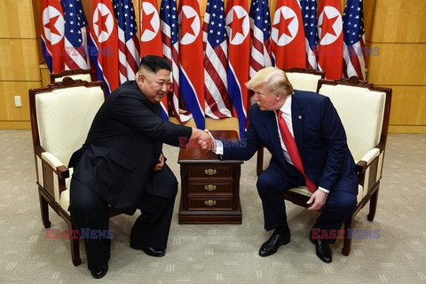 Donald Trump i Kim Dzong Un w strefie zdemilitaryzowanej