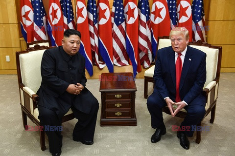 Donald Trump i Kim Dzong Un w strefie zdemilitaryzowanej