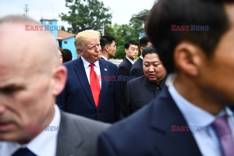 Donald Trump i Kim Dzong Un w strefie zdemilitaryzowanej