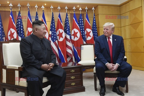 Donald Trump i Kim Dzong Un w strefie zdemilitaryzowanej