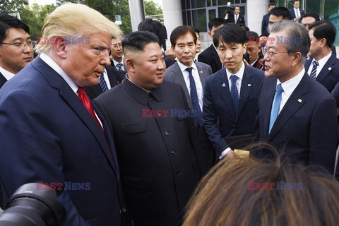 Donald Trump i Kim Dzong Un w strefie zdemilitaryzowanej