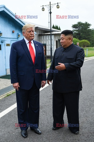 Donald Trump i Kim Dzong Un w strefie zdemilitaryzowanej