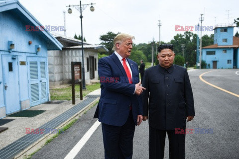 Donald Trump i Kim Dzong Un w strefie zdemilitaryzowanej