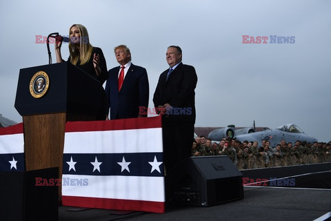 Donald Trump i Kim Dzong Un w strefie zdemilitaryzowanej