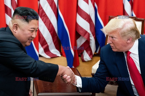 Donald Trump i Kim Dzong Un w strefie zdemilitaryzowanej