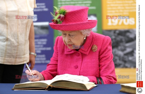 Królowa Elżbieta z wizytą w Cambridge