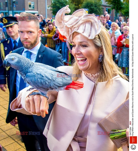 Królowa Maxima z papugą