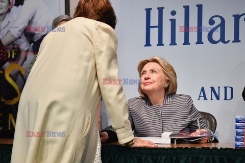 Hillary i Chelsea podpisują książkę