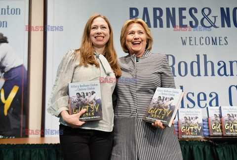 Hillary i Chelsea podpisują książkę