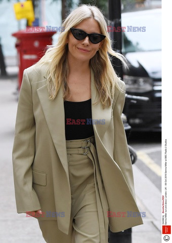 Sienna Miller w jasnym komplecie