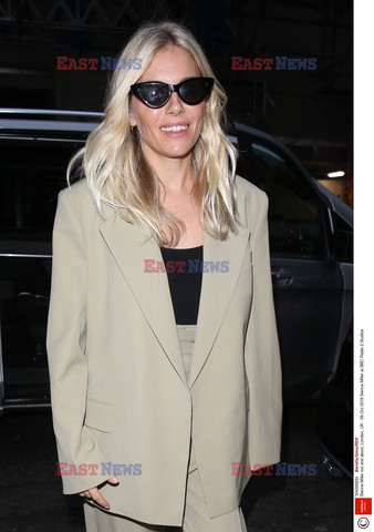 Sienna Miller w jasnym komplecie