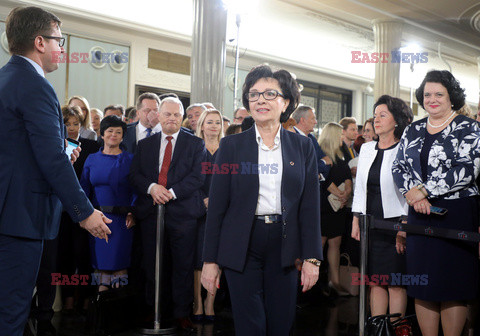 Posłowie odbierają zaświadczenia o wyborze