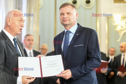 Posłowie odbierają zaświadczenia o wyborze