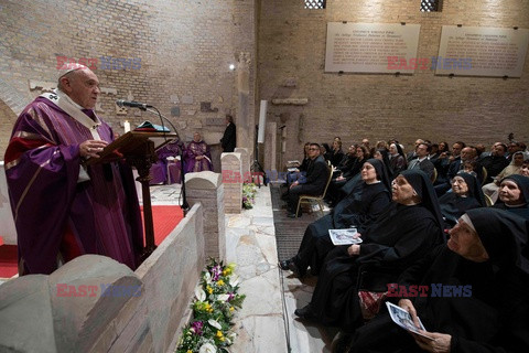 Papież Franciszek odprawił mszę w katakumbach