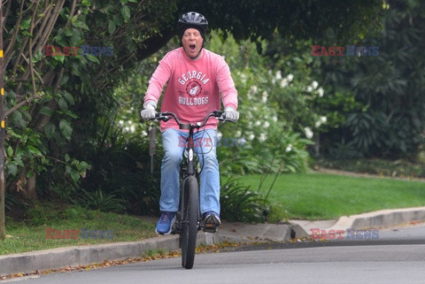 Bruce Willis na elektrycznym rowerze