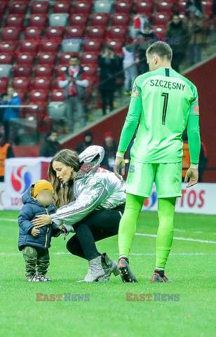 Wojciech Szczęsny gra w piłkę z synkiem