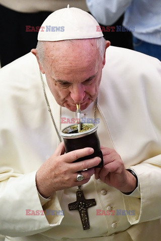 Papiez Franciszek pije yerba mate