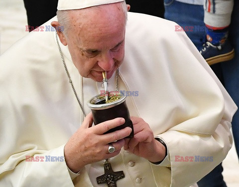 Papiez Franciszek pije yerba mate