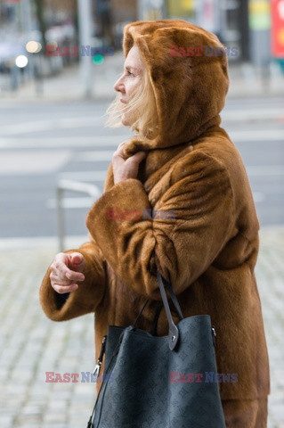 Grażyna Szapołowska w brązowej stylizacji