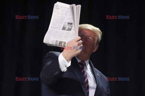 Donald Trump z gazetą