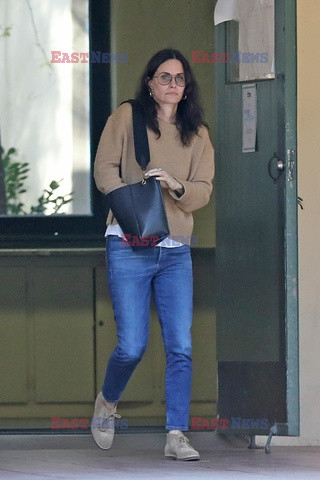 Courteney Cox w beżowej bluzie