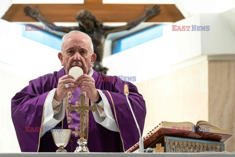 Papież Franciszek samotnie odprawia mszę