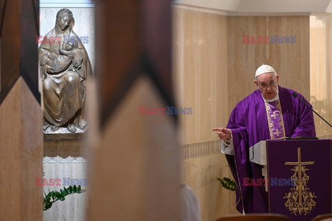 Papież Franciszek samotnie odprawia mszę