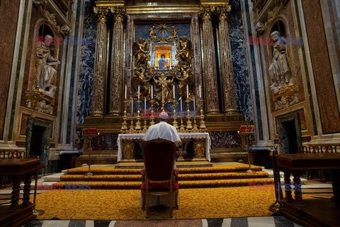 Papież modli się w bazylice Santa Maria Maggiore