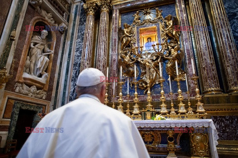 Papież modli się w bazylice Santa Maria Maggiore