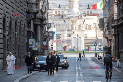 Papież modli się w bazylice Santa Maria Maggiore