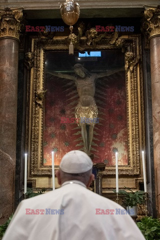 Papież modli się w bazylice Santa Maria Maggiore