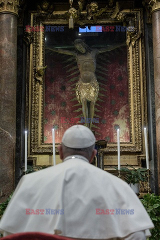 Papież modli się w bazylice Santa Maria Maggiore