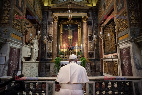 Papież modli się w bazylice Santa Maria Maggiore