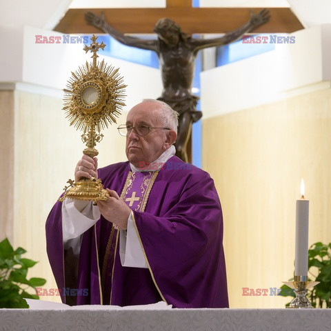 Papież Franciszek samotnie odprawia mszę