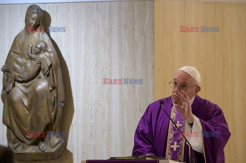 Papież Franciszek samotnie odprawia mszę