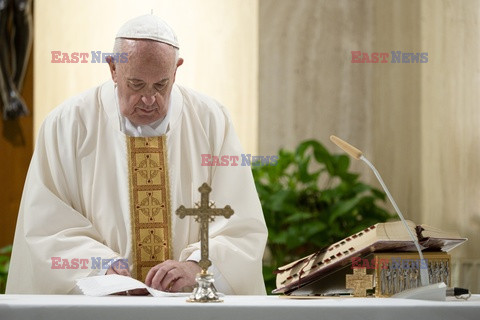 Papież Franciszek podczas mszy w Domu Świętej Marty.