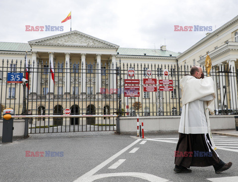 Ksiądz z monstrancją na ulicach Warszawy w Niedzielę Miłosierdzia Bożego