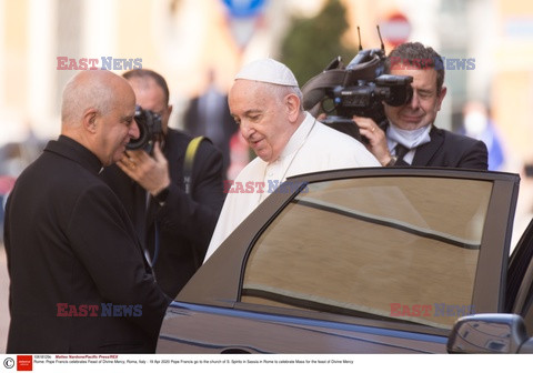 Papież Franciszek idzie odprawić mszę