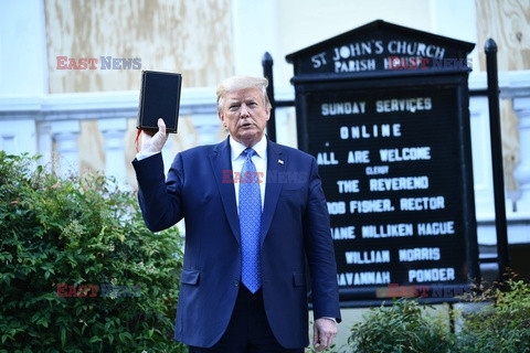 Donald Trump z biblią przed kościołem