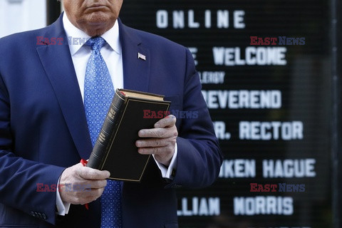 Donald Trump z biblią przed kościołem